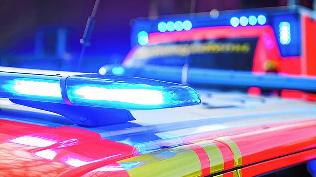 Rettungswagen und Notarztfahrzeug mit Blaulicht (Symbolbild). In Bad Säckingen ist eine Fußgängerin angefahren und schwer verletzt worden.
